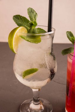 Canlandırıcı, canlandırıcı Mahito çilek, kireç, ROM ve nane yapılmış