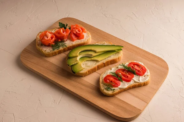 Leckere Sandwiches Mit Rettich Lachs Gurken Momidory Avocado Bestreut Mit — Stockfoto