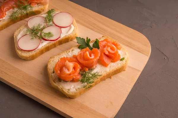 Leckere Sandwiches Mit Rettich Lachs Gurken Momidory Avocado Bestreut Mit — Stockfoto