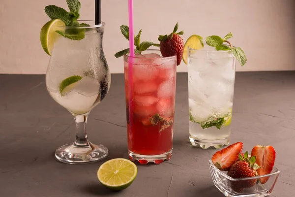 Erfrischender Belebender Mahitto Aus Erdbeeren Limette Rum Und Minze — Stockfoto