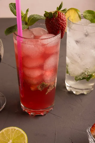 Erfrischender Belebender Mahitto Aus Erdbeeren Limette Rum Und Minze — Stockfoto