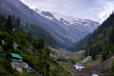 Karla kaplı zirvelerde güzel bir ev