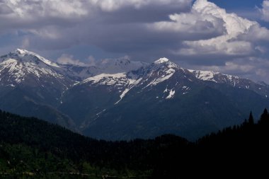güzel kar kaplı kullu vadi tepeleri