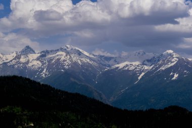  güzel kar kaplı kullu vadi tepeleri 