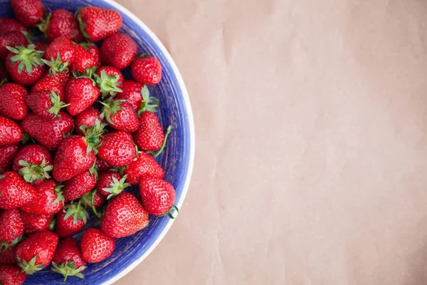 Un gran plato de fresas — Foto de Stock