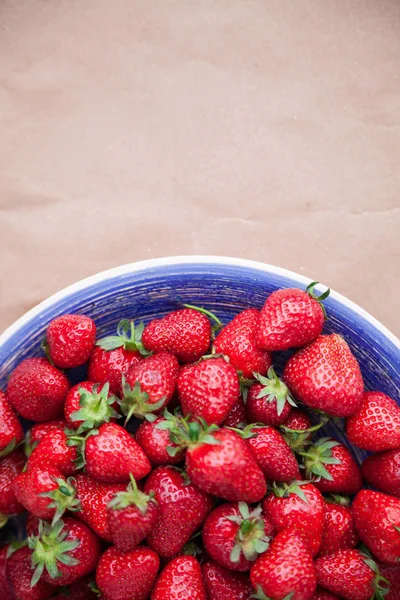 Un gran plato de fresas — Foto de Stock