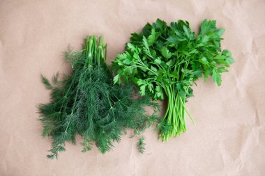 Yeşilliklerin iki demeti