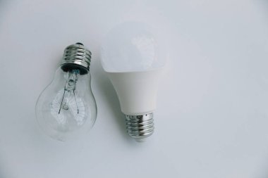 Beyaz arka planda iki lamba