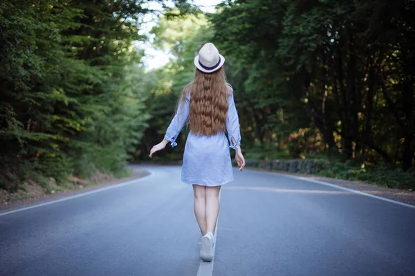 La chica va en el camino en el bosque — Foto de Stock