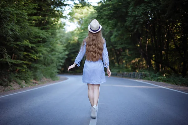 La chica va en el camino en el bosque Imagen De Stock