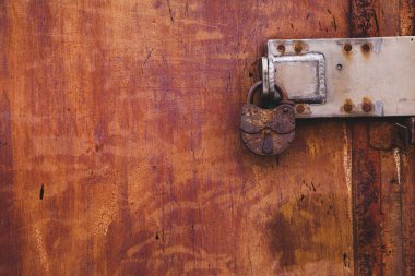 Eski boya ile demir yüzey