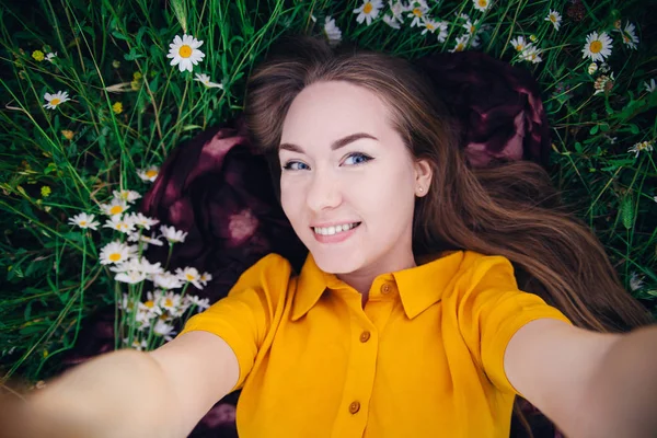 Chica haciendo selfie — Foto de Stock