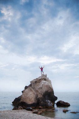 Adam tepeyi fethetti.