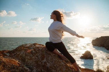 deniz kıyısındaki kız