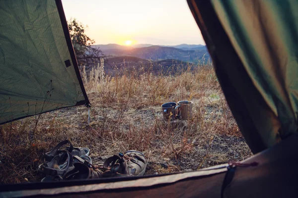 Widok z namiotu na wschód słońca — Zdjęcie stockowe