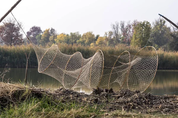 伸びる湖の岸に釣りを釣り — ストック写真