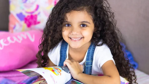 Niño Leyendo Libro Niños Morena Árabe Hispano Egipcio Brasileño Fotos de stock
