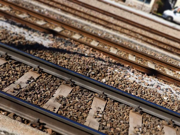 Gleisbett im Sonnenschein, çapraz