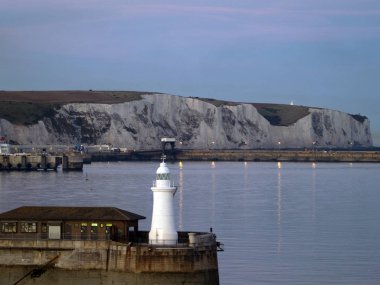 akşam dover limanında deniz feneri,