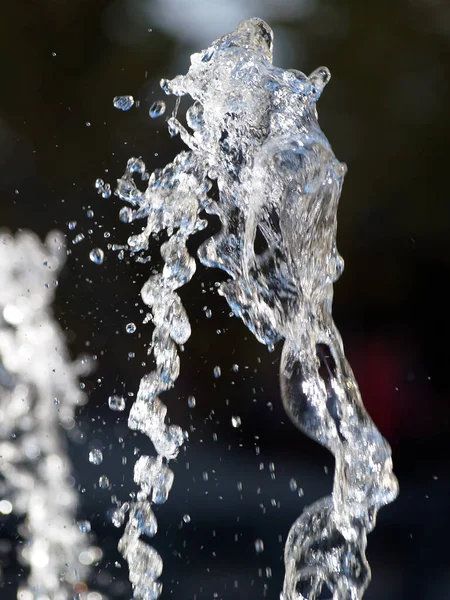 Güneşli şehirde su parlıyor.  