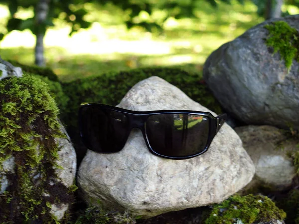 Kayanın üzerinde güneş gözlüğü 