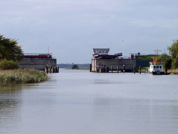 Krueckau nehrinde su barikatı