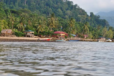 ABC Tioman Adaları. Parlak güneşli bir sabah Tioman adasında ABC kasabasında plaj cephesi. 