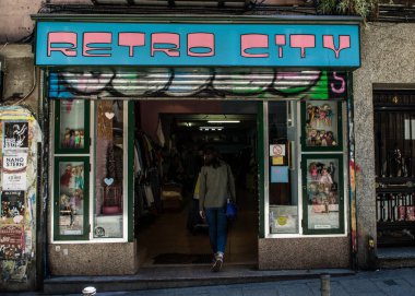 Madrid, bahar zamanı. Bir bahar günü gösteren güzel eski binalar ve plaza'nın Madrid sokaklarında.