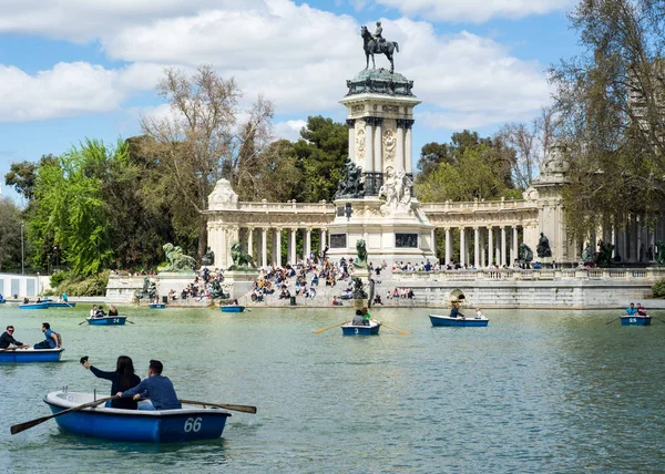 Retiro Park Lake Madrid April 2018 Holiday Makers Enjoy Boat — Stock Photo, Image