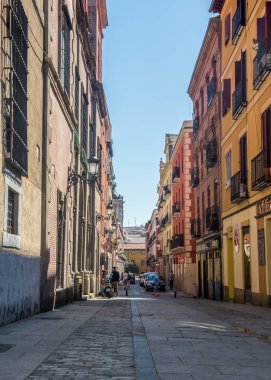 Madrid, bahar zamanı. Bir bahar günü gösteren güzel eski binalar ve plaza'nın Madrid sokaklarında.
