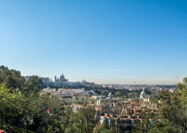 Madrid Kraliyet Sarayı. Madrid kentinde Ispanyol Kraliyet ailesinin resmi ikamet, ama sadece Devlet törenleri için kullanılır. Saray 135.000 metrekare yer alan ve 3.418 Oda içerir. Bu en büyük fonksiyonu