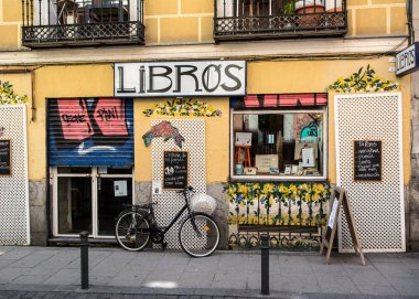 Madrid, bahar zamanı. Bir bahar günü gösteren güzel eski binalar ve plaza'nın Madrid sokaklarında.