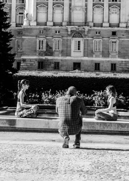 Dvě Ženy Snaží Jómu Před Španělským Palácem Madridu Zatímco Fotografka — Stock fotografie