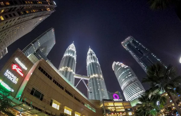 Una vista a nivel del suelo de las torres gemelas en Kuala Lumpar y palmera —  Fotos de Stock