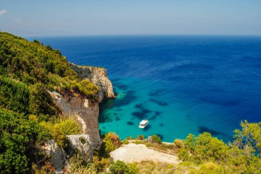Zakynthos Adası kıyı şeridi, kristal berrak sular ve bir izo