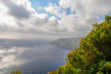 Zakynthos Adası kıyı şeridi, kristal berrak sular ve bir izo