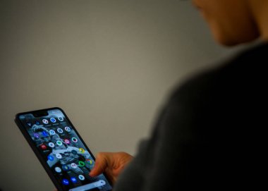 Evde Google Pixel 3 Xl kullanan bir kadın .