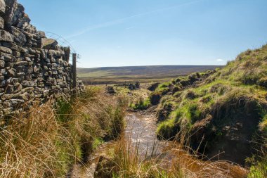 Bir dere eski bir geçerken Yorkshire Moors üzerinde hız toplar