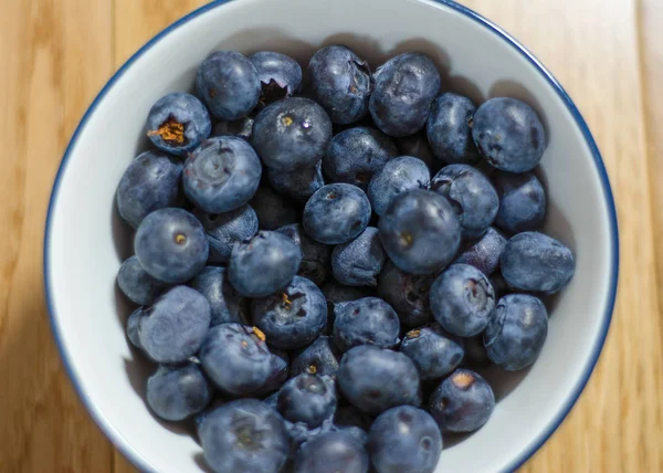 Blueberrys from above agaisnt a wood background — Stock Photo, Image