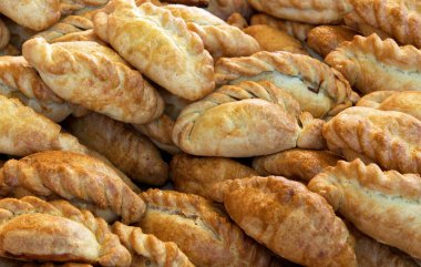 Kibinai'ye koyun ve soğan, Lithuania.Kibinai, kybyn, kybynar, çiğ börek - geleneksel hamur işleri karay etnik azınlık ile popüler dolu geleneksel hamur işleri vardır. Lithuania.Background