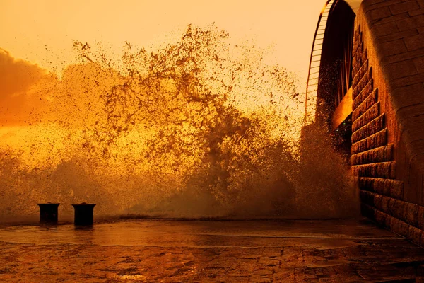 Enorma Vågor Stormiga Morgonen Nära Valletta Nya Harbor Bridge Malta — Stockfoto