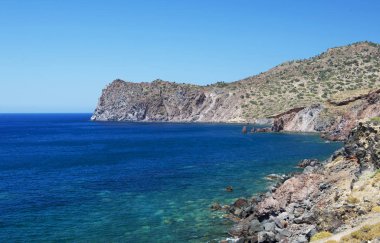 Nisyroslular'in Island, Yunanistan wild Coast doğal görünümü