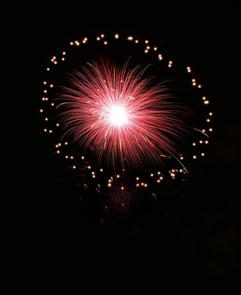 マルタ 暗い空の背景 マルタ花火大会 独立記念日 新しい年 マルタ花火でカラフルな花火 広島県 魔法爆発 — ストック写真