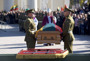 Vilnius, Litvanya-Ekim 6, 2018:memorial hizmet Ramanauskas Vanagas, Vilnius,Lithuania.The devlet cenaze bağımsızlık lideri Katedral Meydanı'nda Sovyet rejimi kurbanlarının Vilnius,Lt.Memory içinde 