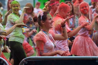 Vilnius, Litvanya, Eylül 2, 2018: Grup koşucu katılmak renk Çalıştır Vilnius, Litvanya. Vilnius Litvanya ve yüzölçümü en büyük şehri ve başkentidir. Gençler eğleniyor renk Çalıştır