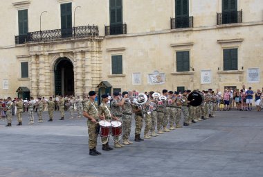 Valletta, Malta-Eyl 20, 2018:Performance perküsyon Kolordu festival askeri dövme Valletta, Malta.The Malta askeri askeri dövme bant Saint George Meydanı'nda, Grup
