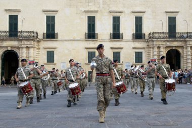Valletta, Malta-Eyl 20, 2018:Performance perküsyon Kolordu festival askeri dövme Valletta, Malta.The Malta askeri askeri dövme bant Saint George Meydanı'nda, Grup