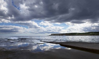 Marsaskala, Malta gökyüzünde inanılmaz bulutlar güzel güneşli sabah. Malta sonbaharda. Malta ziyaret edin. Marsaskala, Malta, Avrupa'nın denize panoramik görünüm 