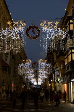 Valletta Malta - 25 Kasım 2018: Valletta, Malta için Noel dekorasyonu ile ışıklı Cumhuriyet Caddesi'nin görünümü. Noel dekorasyon Valletta, Malta, mimari, sanat, cazibe, bina, ampul, sermaye, kutlama, Noel, şehir, cityscape, deceurope