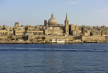 Valletta, Malta - 1 Ağustos 2018: deniz manzaralı Valletta City - Basilica of Our Lady of Mount Carmel Valletta, Malta ile Malta başkenti. Kültür başkenti 2018. Valletta, Malta
